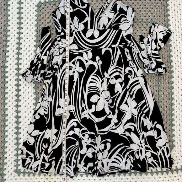 Roulette Halter Dress, Women Sz L, Black and White Floral Design, Stretch - Picture 6 of 15